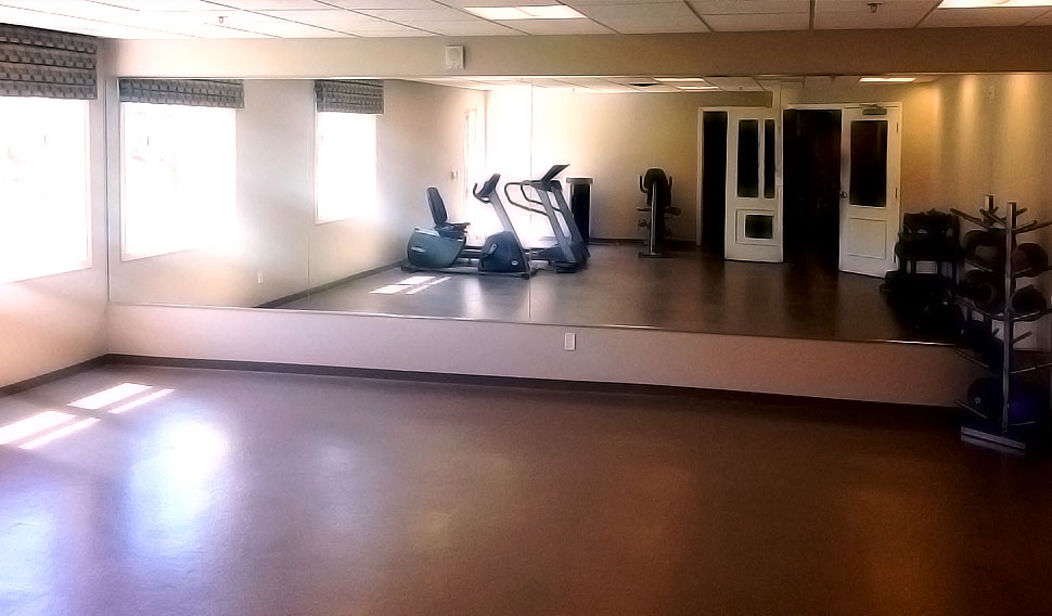 picture of mirrors in gym room